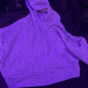 I’m selling a grey cropped jacket !